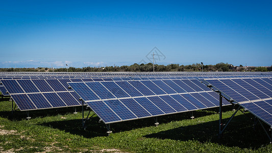 太阳能电池板从太阳中产生绿色令人羡图片
