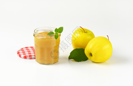 一罐苹果酱和两个黄苹果图片