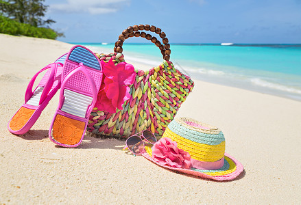 阳光海滩热带海滩度假和旅游概念上的包帽子人图片