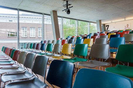 现代礼堂的彩色椅子图片