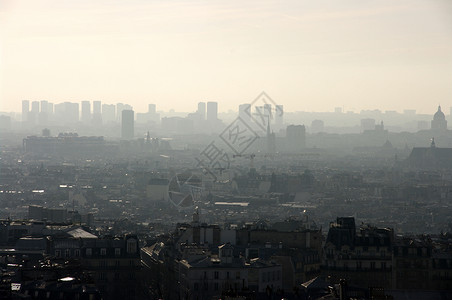 迷雾中巴黎的全景从蒙马特Montma图片