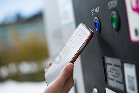在停车系统使用NFC技术的移动电话图片