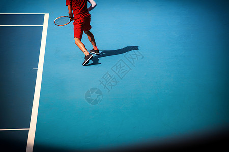 男子在网球场打球图片