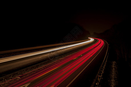 夜间匆忙的汽车上的红色和白色光条纹背景图片