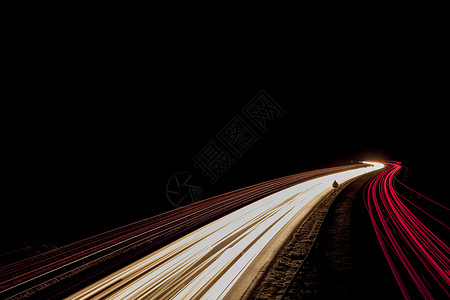 夜间匆忙的汽车上的红色和白色光条纹背景图片