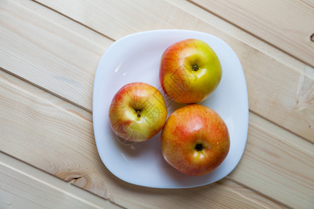 苹果含有丰富的维生素图片