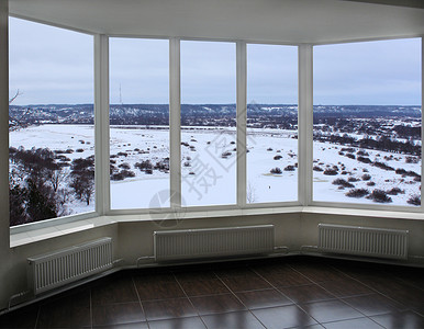 俯瞰冬季景观的阳台宽窗图片