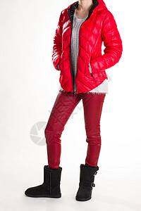 穿着暖和的衣服的女人穿着红色冬季夹克的红色羽绒服皮图片