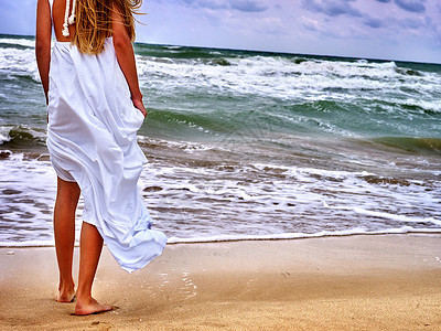 夏天女孩海女人去海岸的水边图片