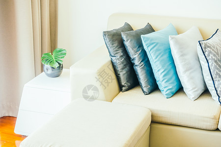 客厅内部沙发装饰上漂亮的豪华枕头作为背景图片