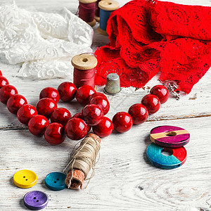 工匠珠宝的红色蕾丝珠子和工具图片