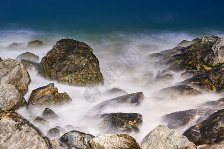 在釜山海云台海岸的一个晚上岩石和波浪图片