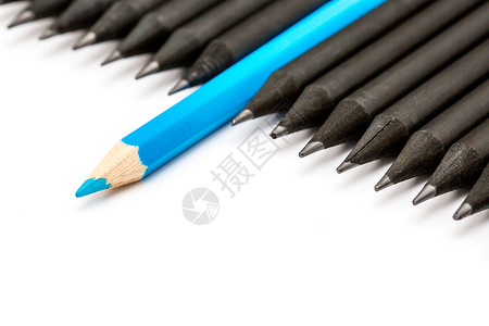 从黑色铅笔行中脱颖而出的蓝色铅笔图片