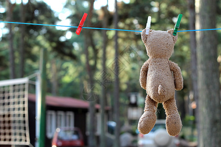 挂在晾衣绳上的泰迪熊图片素材