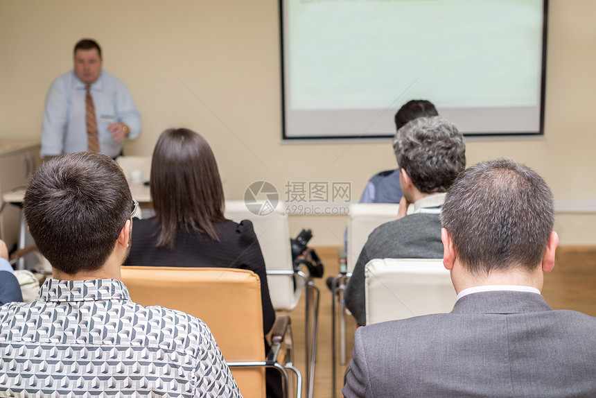听取演讲者背影横向形象构成在会议上发言图片