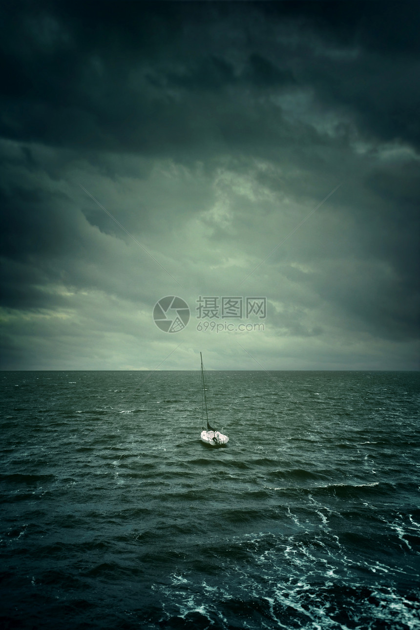 一艘小帆船漂浮在动荡的水域和暴风图片