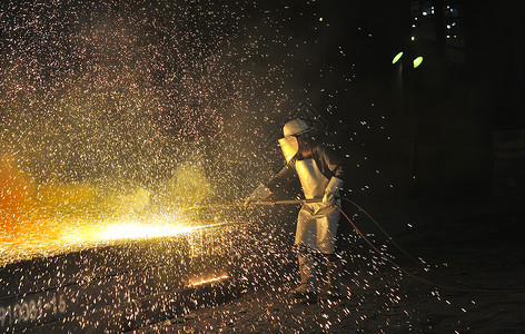 钢铁厂内的工业焊工图片