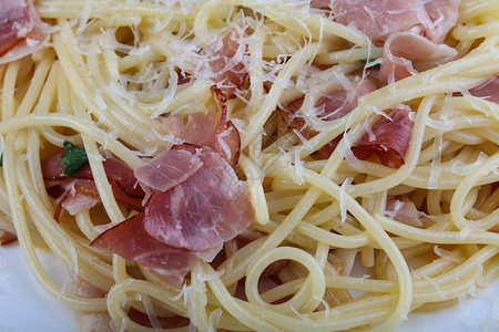美味的意大利面Carbonara配培根和帕尔马干酪图片