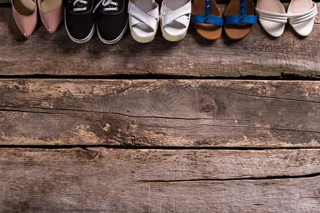 木地板上的女鞋木制车间架子上的鞋子选择你喜欢的图片
