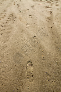 阳光下沙滩上的脚印图片