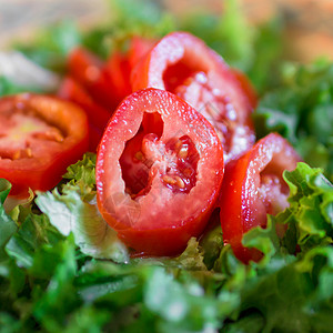 沙拉配生菜和新鲜西红柿图片
