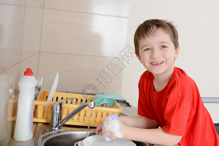 7岁的男孩在厨房洗碗图片