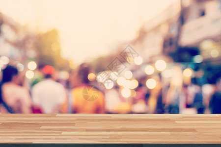 模糊的背景模糊的人走过城市街道和木质桌图片