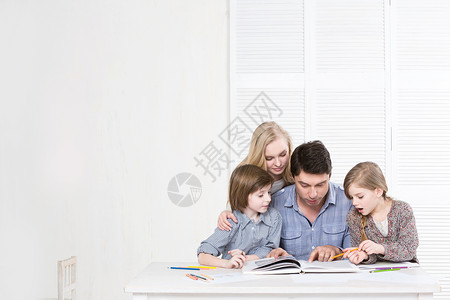 幸福的家庭一起画阅读一本书图片