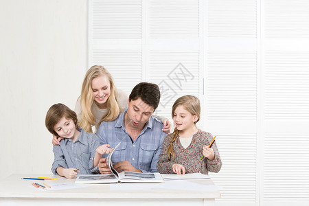 幸福的家庭一起画阅读一本书图片