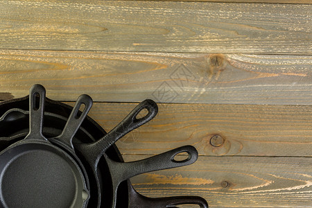 仿古木桌上的铸铁煎锅背景图片