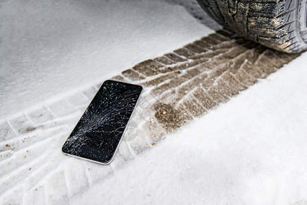 车道上的雪上有断层屏幕的电话图片