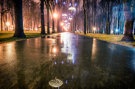 夜晚的公园小巷倒映着雨伞图片
