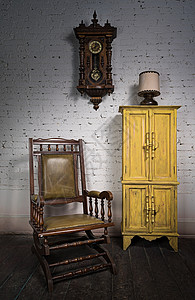 客厅的复式木制摇椅黄色橱柜和图片