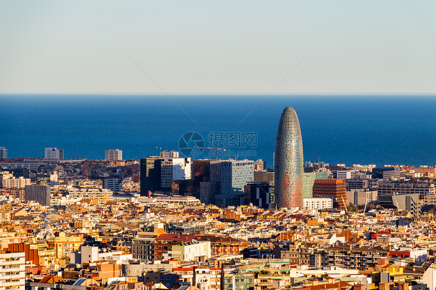 巴塞罗那城市全景从西班牙的山图片