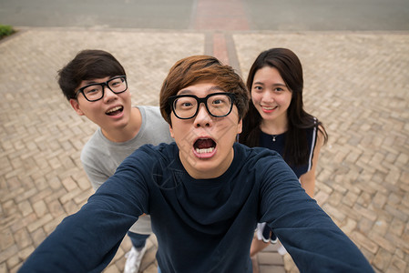 韩国朋友在户外自拍时做鬼脸图片