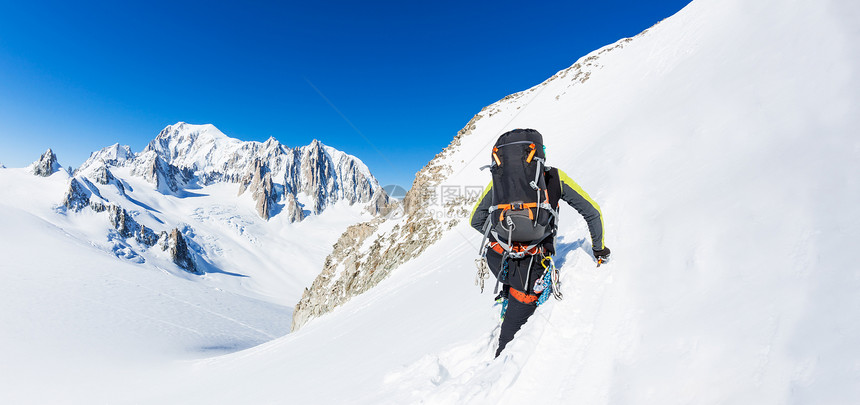 登山者攀登一座白雪皑的山峰背景是冰川和欧洲最高山峰勃朗峰的山顶阿尔卑斯山图片