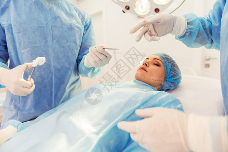 外科医生正在使用医疗器械在现代手术室进图片