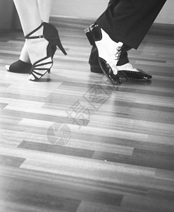 男和女舞厅标准运动舞蹈拉丁和萨尔舞夫妇在舞蹈学院排练室跳舞萨尔图片