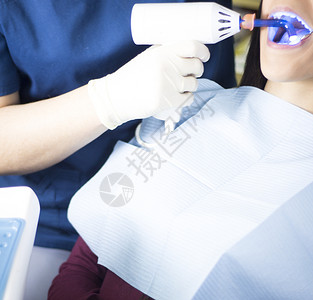 牙医在牙科检查中用牙医仪器在诊所美白牙齿图片