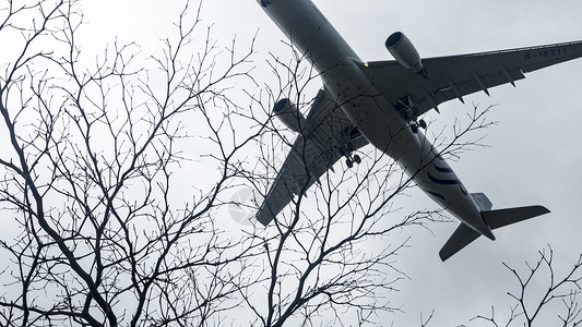 飞机即将降落在天川国际机场图片