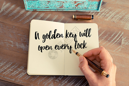 女人手写在笔记本上的复古效果和色调图像手写的引言一把金钥匙将打开每一把锁作为鼓舞人背景图片