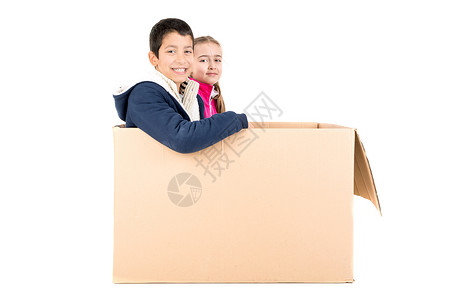 男童和女童在纸板盒中玩耍图片