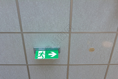 标准国际符号安全出口标志悬挂在天花板上图片