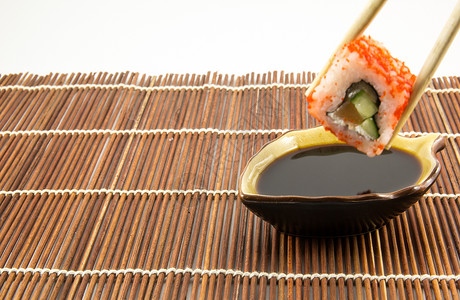 寿司卷配三文鱼黄瓜和芝士还有筷图片