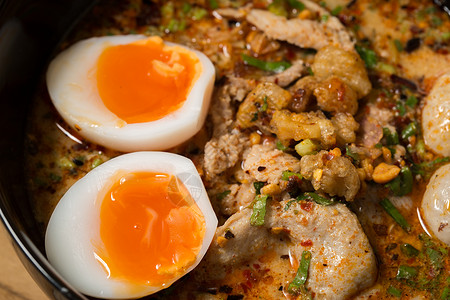 一碗配蔬菜和木桌上的煮鸡蛋美味的方便面热自制快图片