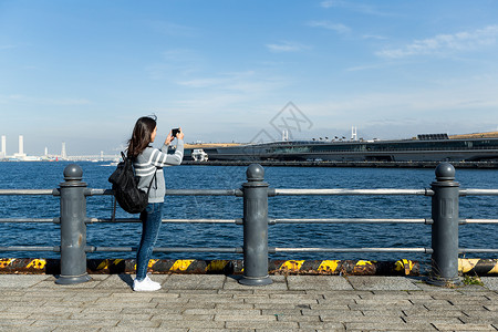 在横滨港拍摄照片的图片