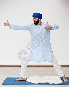 瑜伽长着胡子的年轻男子戴头巾在图片
