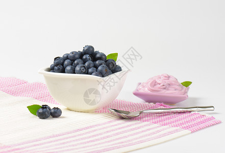 一碗新鲜的蓝莓和蓝莓酸奶图片