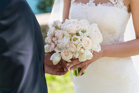 新娘手捧的一束玫瑰和郁金香图片