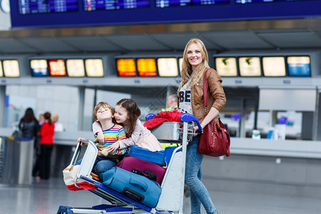 母亲和两个小孩在国际机场图片
